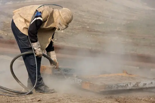 Jak przebiega proces piaskowania metali?
